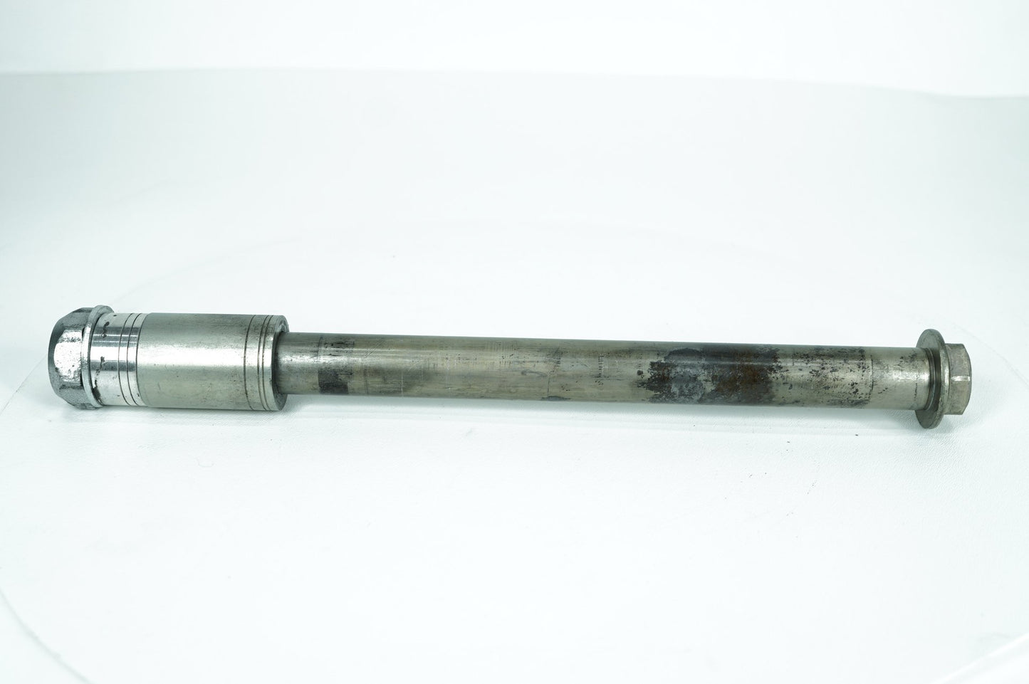 2007 - 2017 Harley-Davidson Dyna Street Bob Rear Wheel Axle Bolt Shaft 41114-08