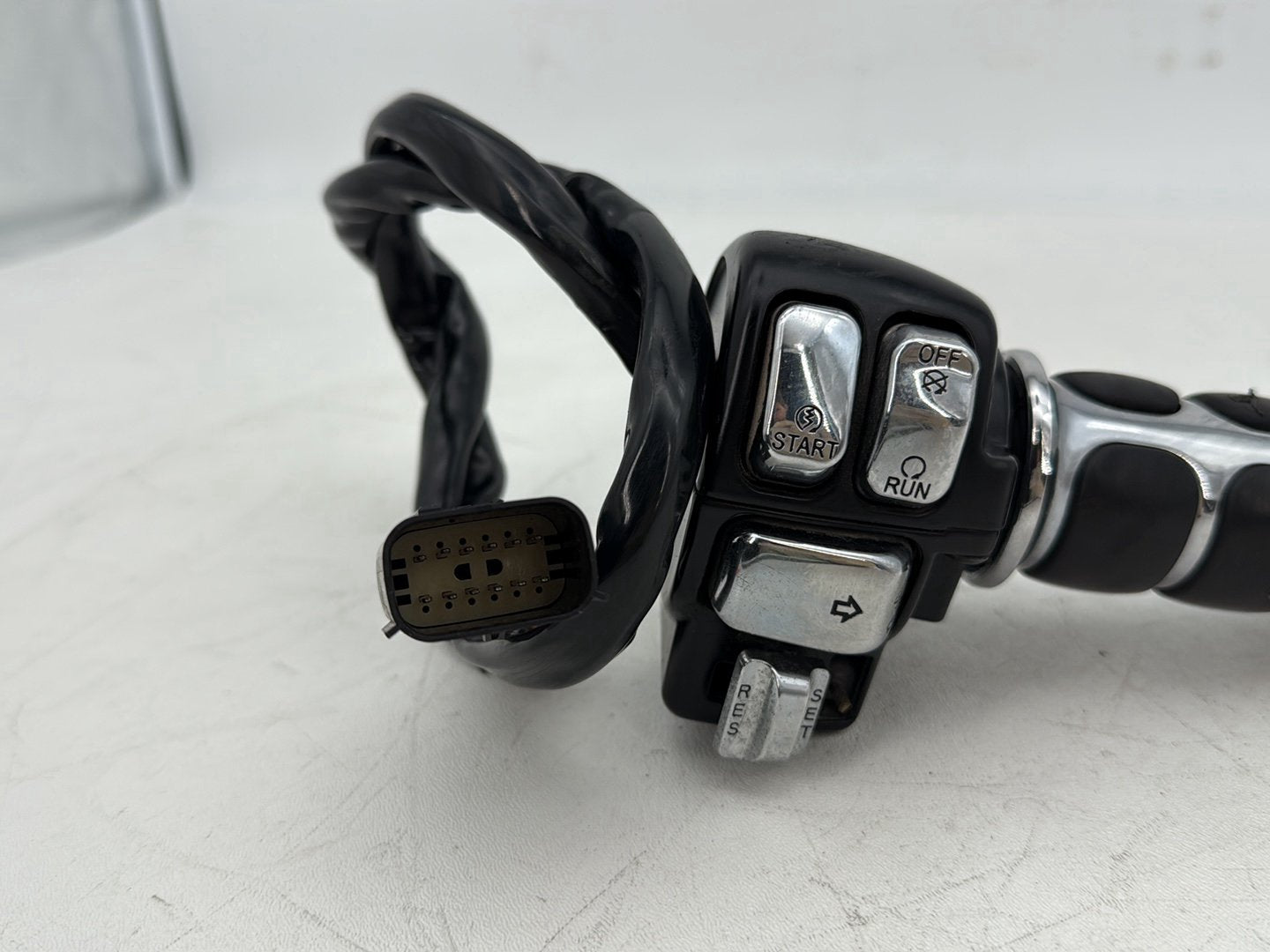 2007 - 2012 Harley-Davidson Touring Electra Glide Ultra Right Engine Start Kill Switches Controls 	71684-06