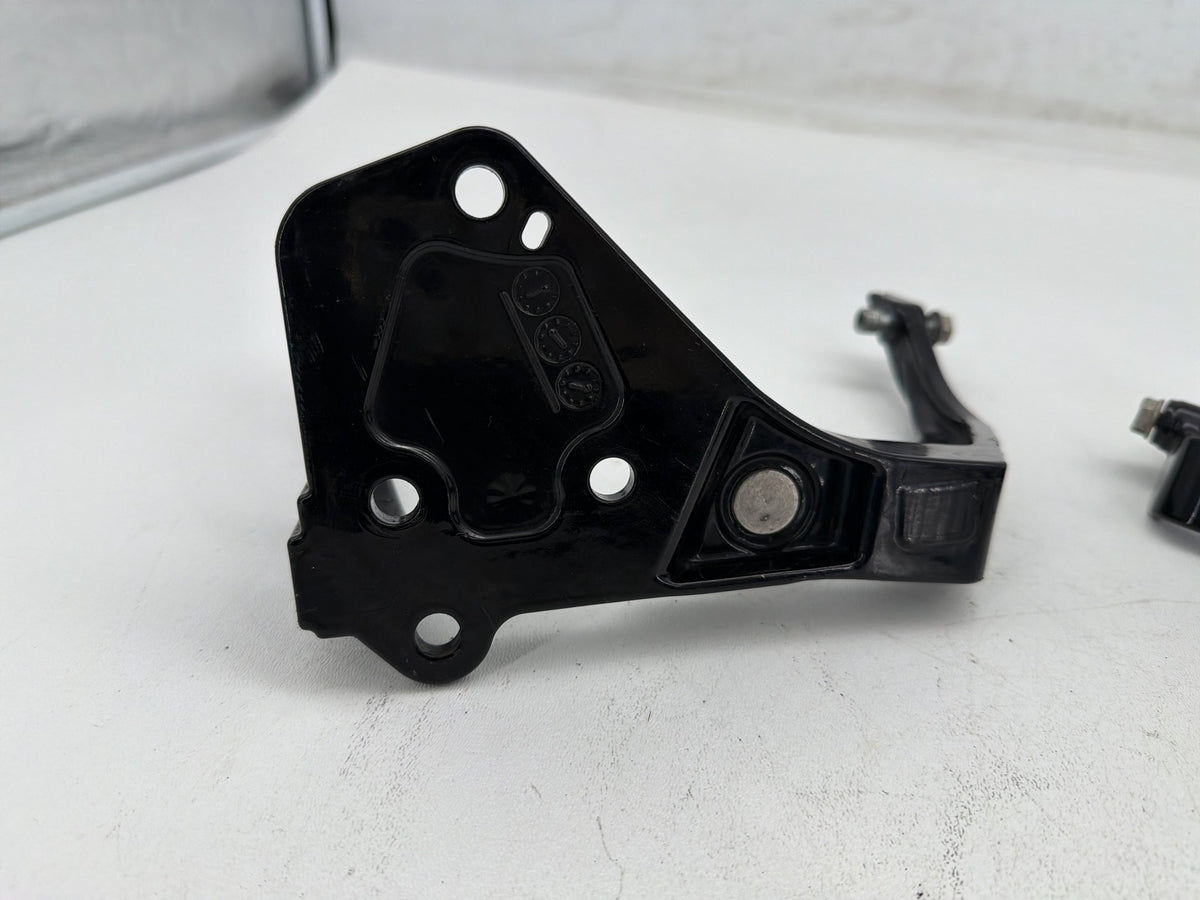 2011 Harley Softail Deluxe FLSTN OEM Left Right Footboard Foot Rest Brackets