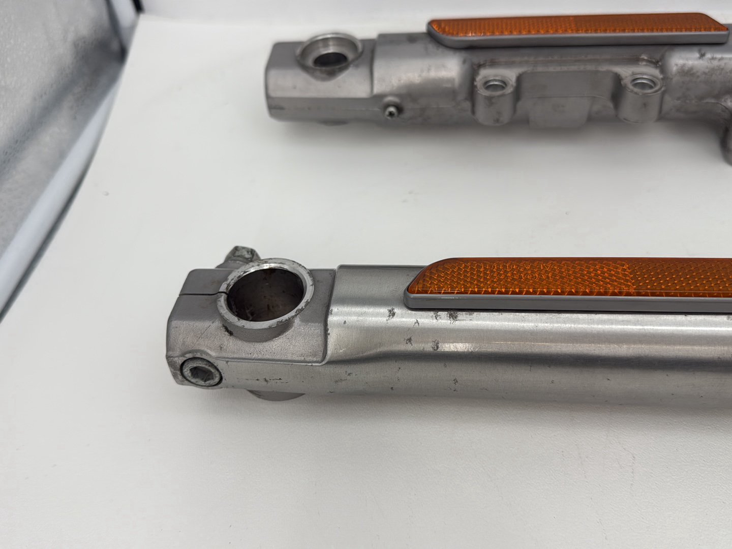 1999 - 2006 Harley-Davidson Dyna Low Rider Front Triple Tree Set & LH RH Fork Legs Sliders 45739-87