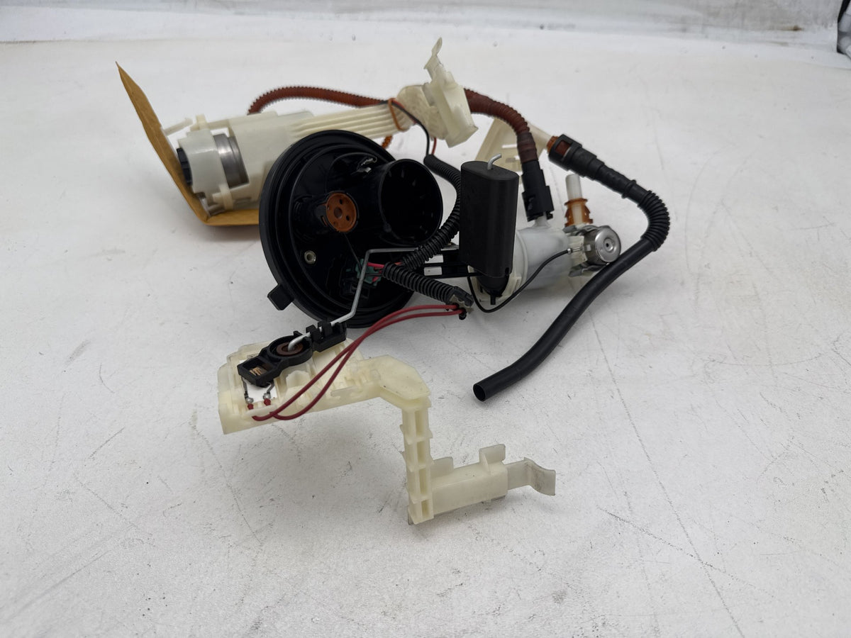 09 Harley Electra Glide Touring Ultra OEM Fuel Pump Gas Gasoline Petrol Sending
