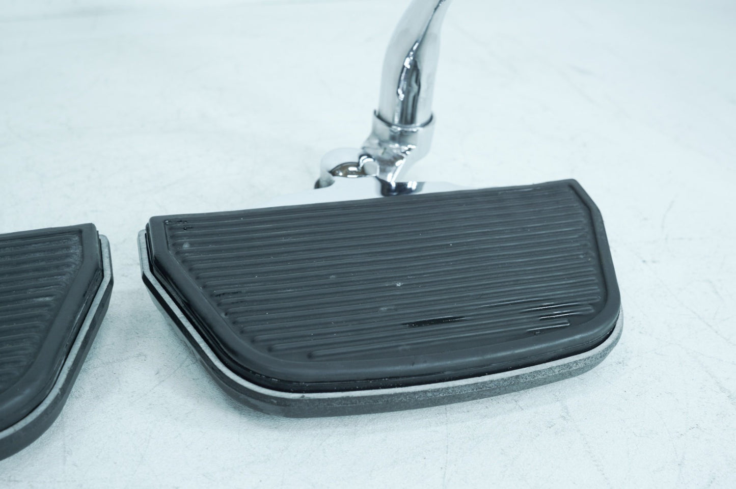 2007 - 2011 Harley-Davidson Touring Electra Ultra Left & Right Passenger Floorboard Foot Rest 50613-91A