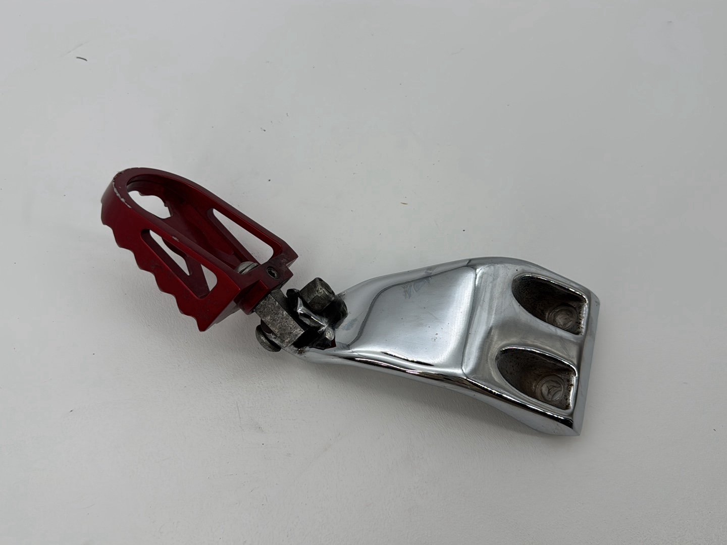 2006 - 2017 Harley-Davidson Dyna Street Bob Left Driver Foot Controls Peg Rest 50639-90A