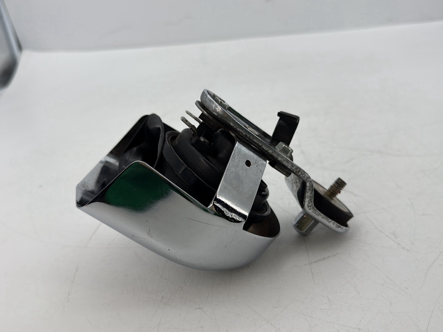 2002 Harley Dyna FXD Super Glide OEM Horn Signal Klaxon Chrome Cover