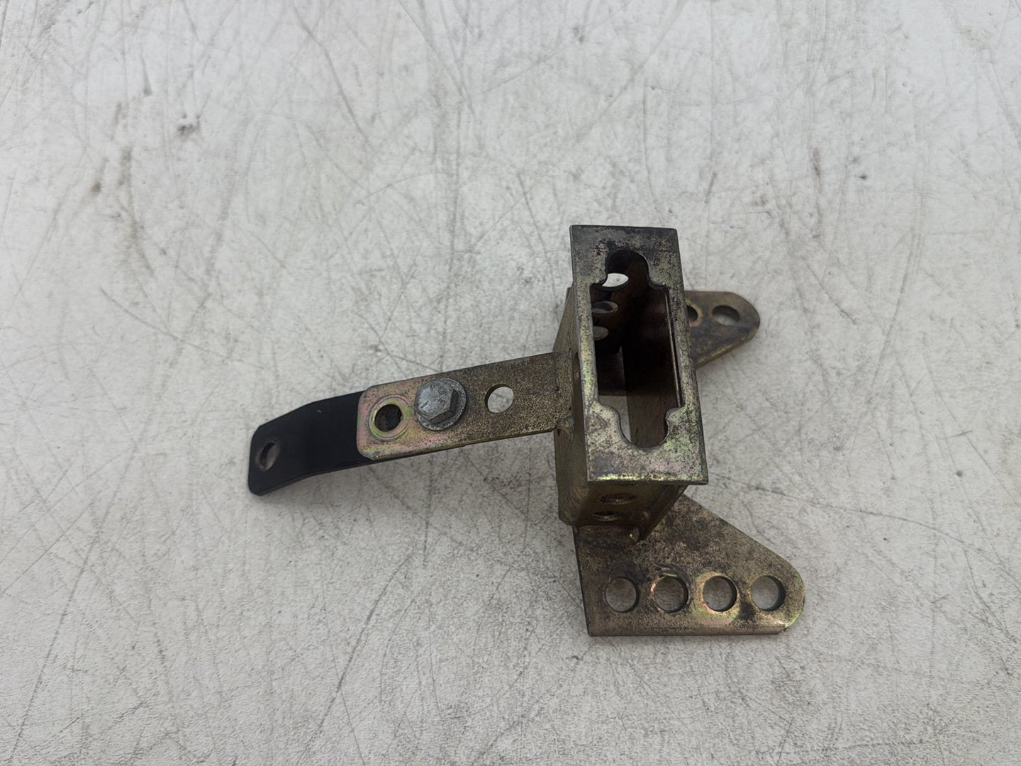 2004 Harley Road King Touring Custom FLHRSI OEM Driver Rider Backrest Bracket Mount 52589-09A