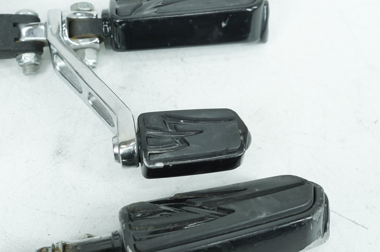 2007 - 2011 Harley-Davidson Dyna Fat Bob Left & Right Foot Pegs 33693-03