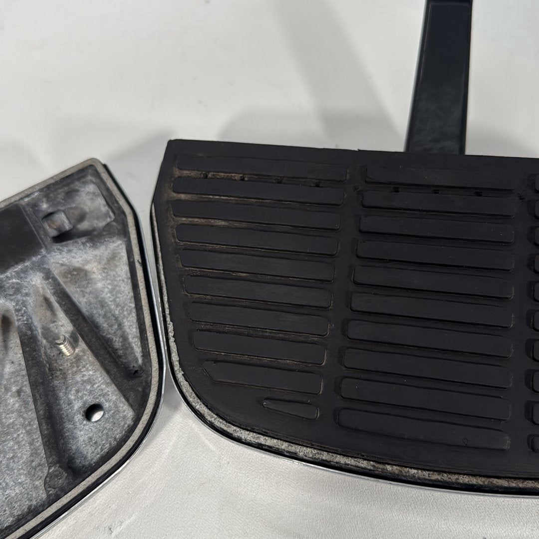 1999 - 2006 Harley-Davidson Touring Electra Glide Classic Left & Right Passenger Floorboard Foot Rest 52719-93B