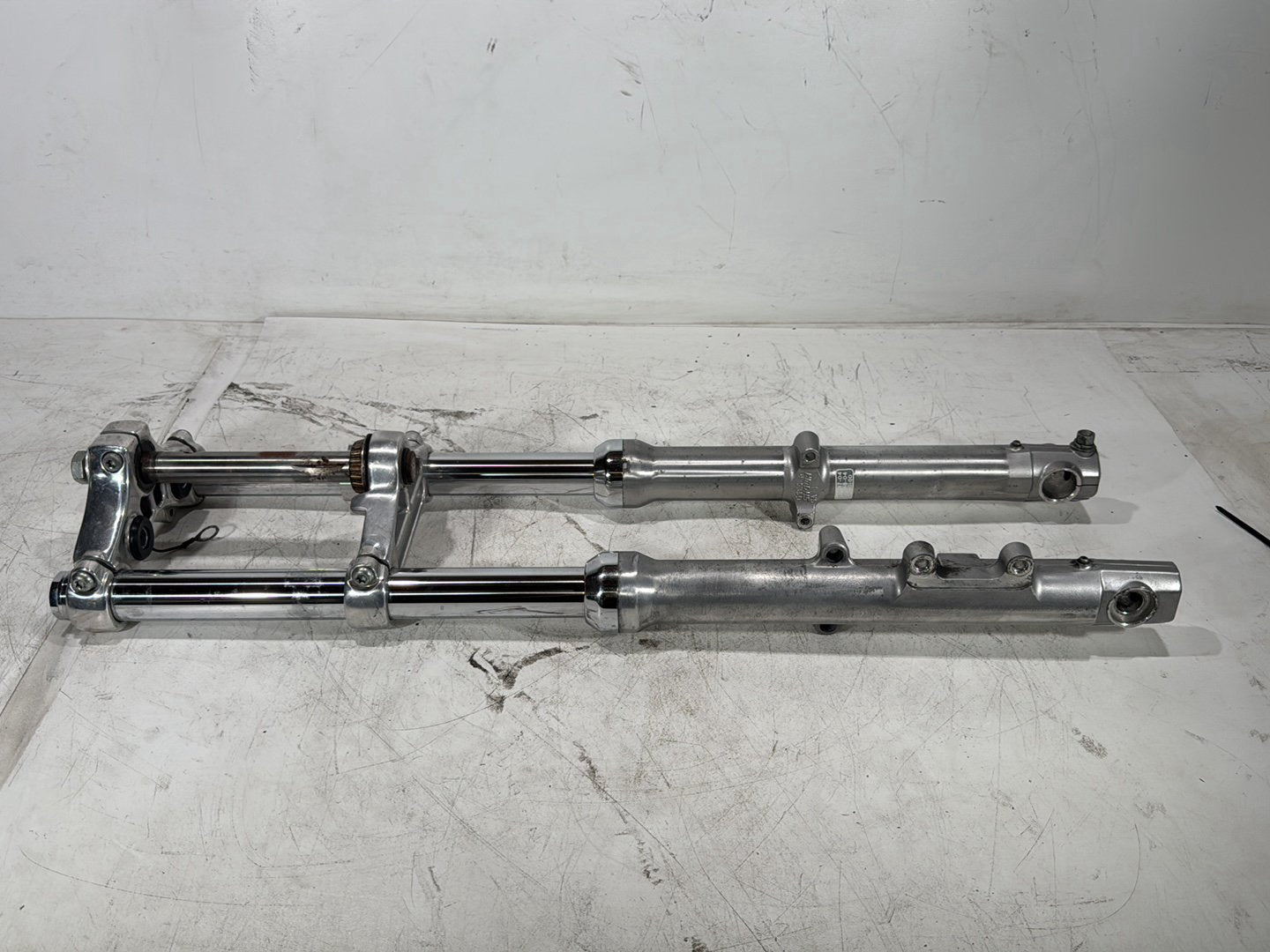 2004 Harley Dyna Super Glide FXDI OEM Front Triple Tree Set & LH RH Fork Legs Sliders