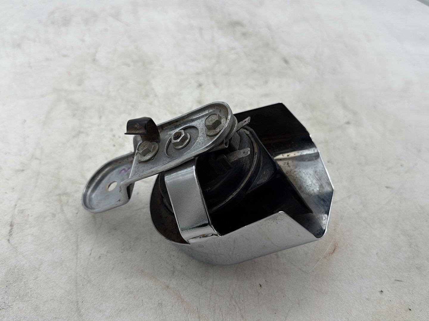 2012 Harley Dyna FXDF Fat Bob OEM Horn Signal Klaxon Chrome Cover