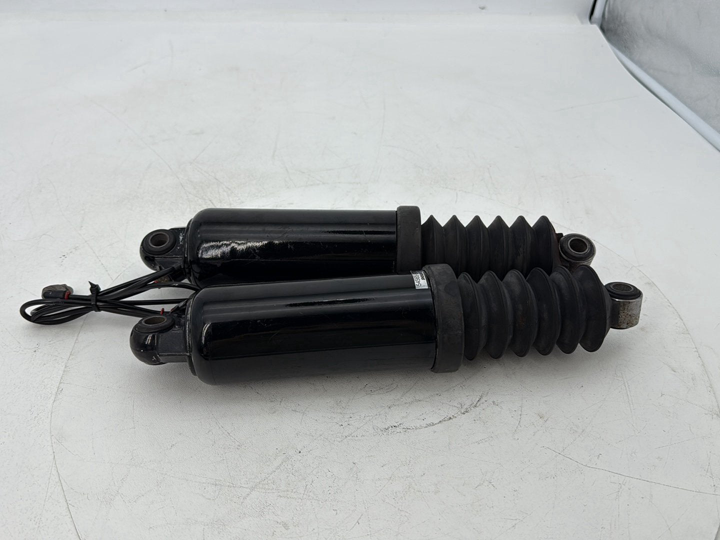1999 - 2006 Harley-Davidson Touring Road King Police Rear Left Right Shock Absorbers 54565-97A