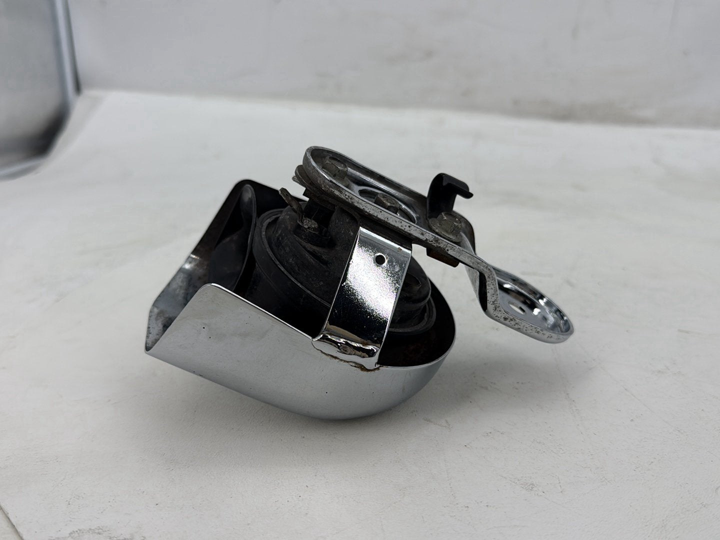 2005 Harley Road Glide Touring FLTRI OEM Horn Signal Klaxon Chrome Cover