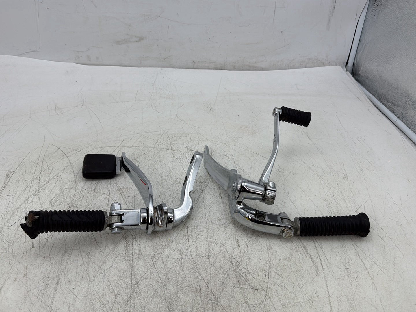 2007 Harley Dyna Street Bob FXDBI OEM Left Right Foot Brake Control Pegs