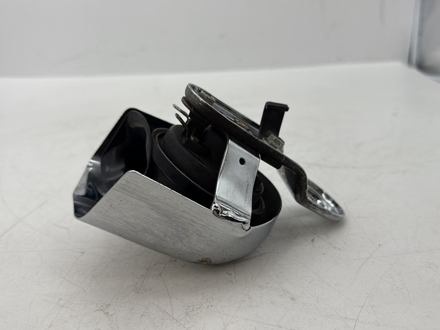 2005 Harley Touring FLHRCI Road King Classic OEM Horn Signal Klaxon Chrome Cover