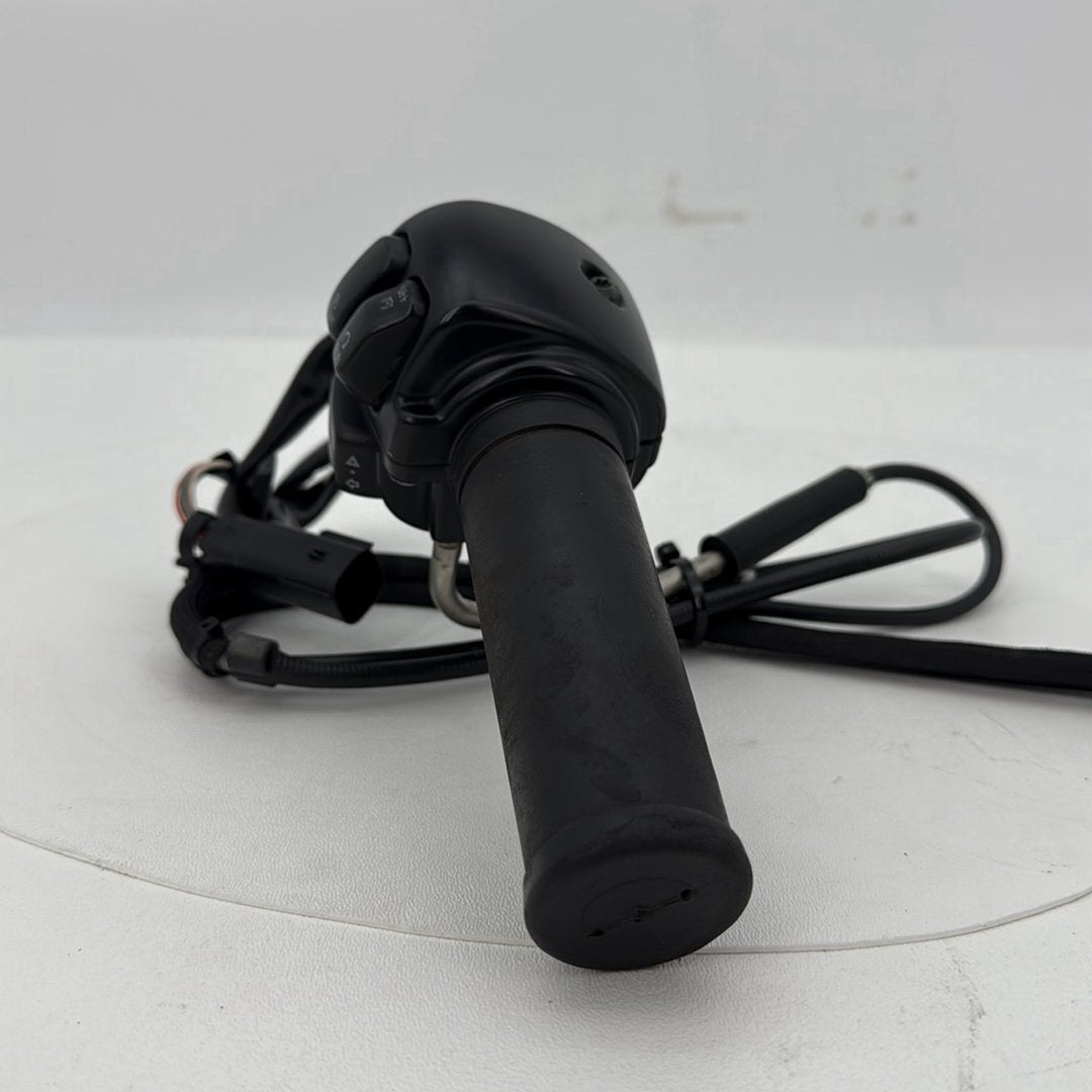 2007 - 2012 Harley-Davidson Dyna Super Glide Right Engine Start Kill Switches Controls 71684-06