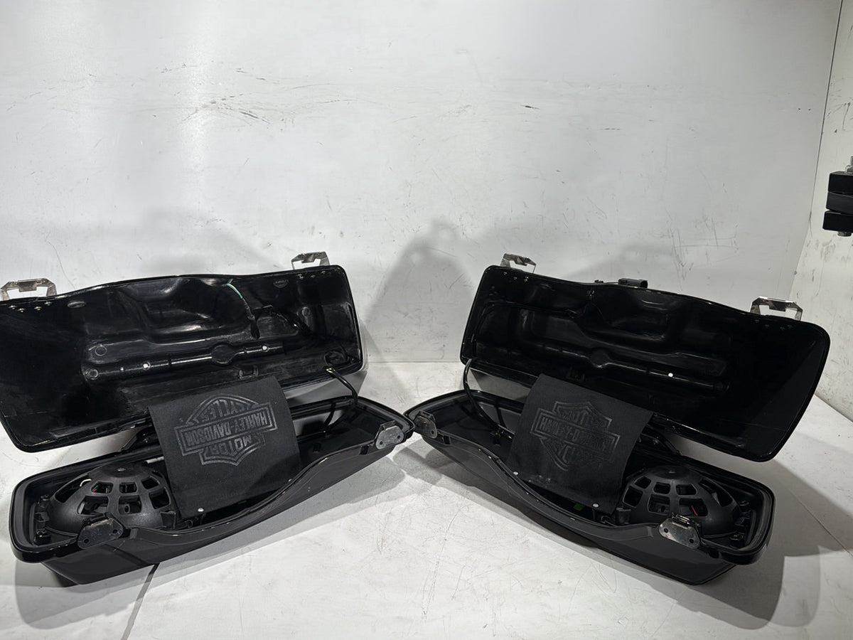2010 Harley Street Glide Touring FLHX OEM Left Right Saddlebags Luggage NOKey