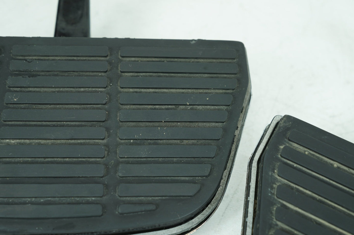 1999 - 2006 Harley-Davidson Touring Road King Police Left & Right Passenger Floorboard Foot Rest 50606-86A