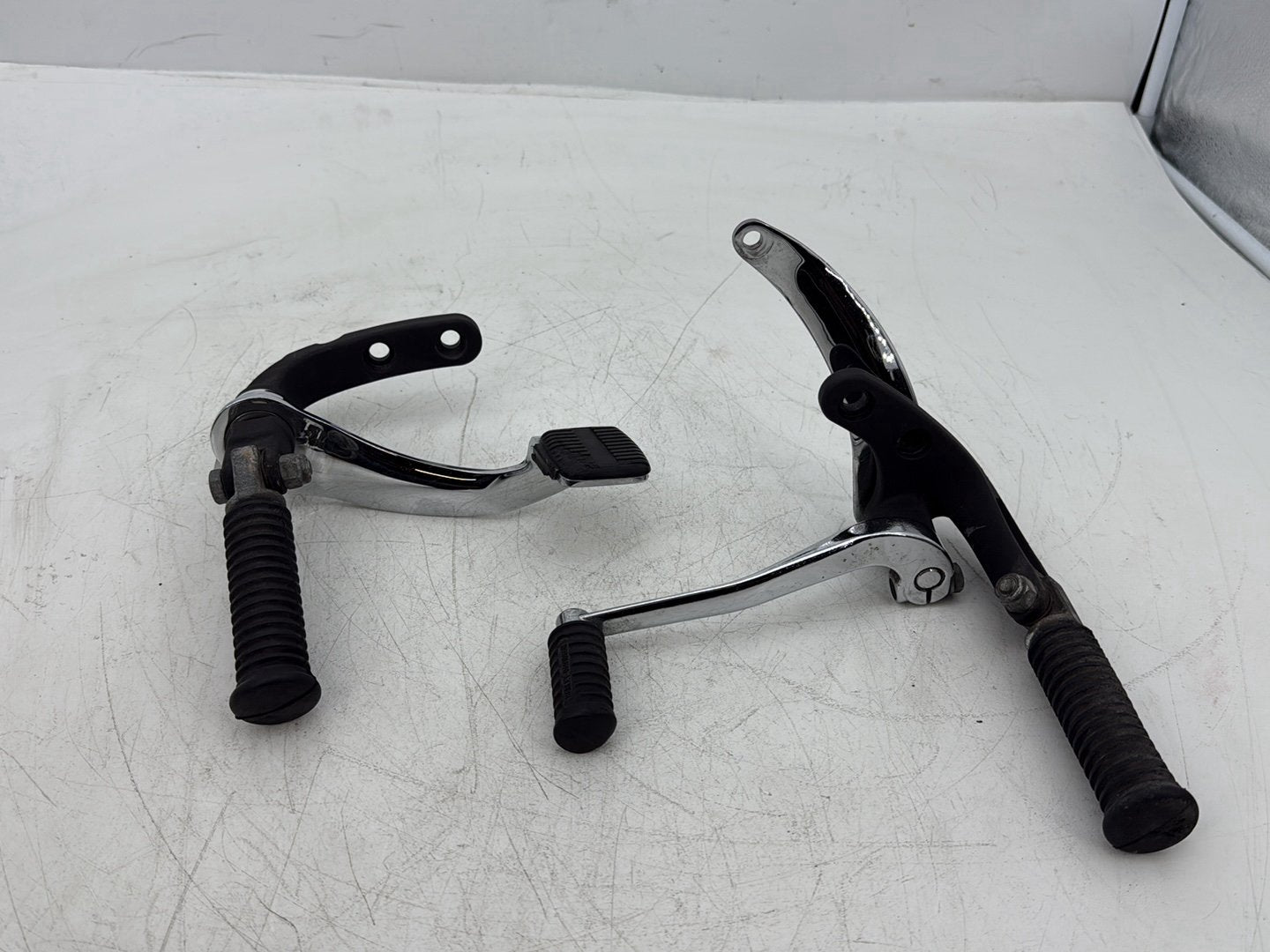 2005 Harley Dyna FXDWG Wide Glide OEM Left Right Foot Brake Control Pegs
