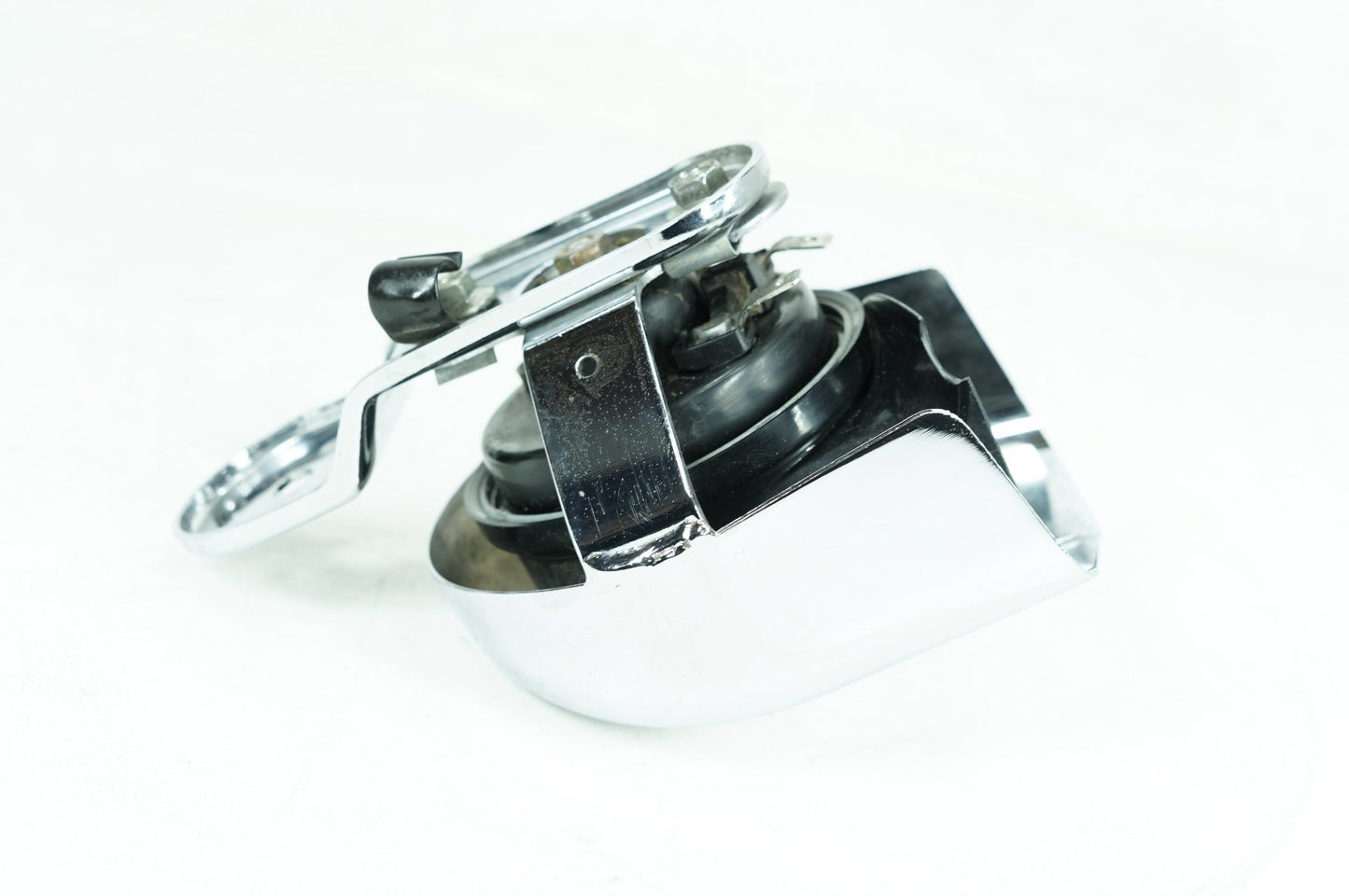 1999 - 2006 Harley-Davidson Softail Heritage Classic Horn Signal Klaxon Chrome Cover 69060-90F