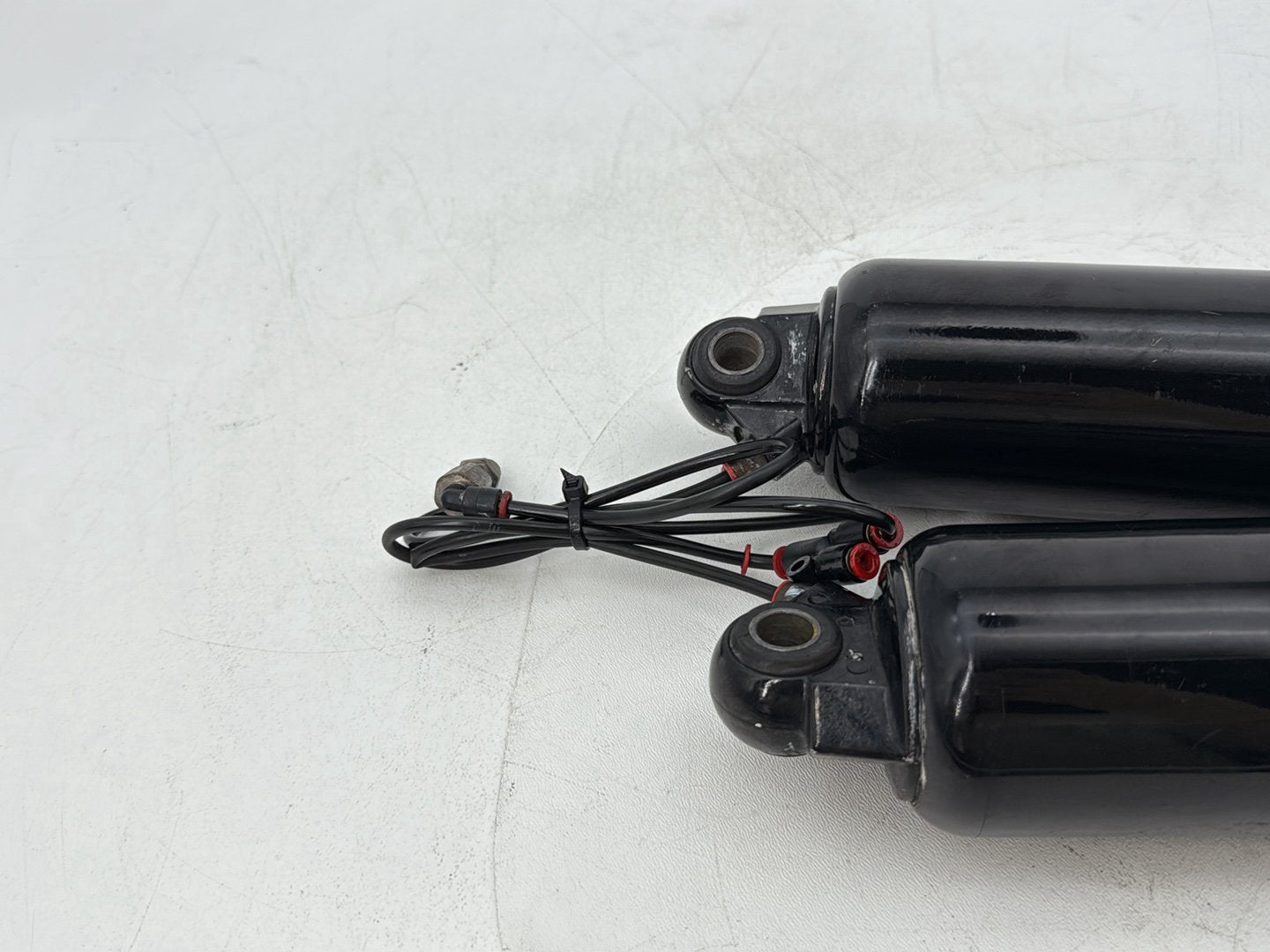 1999 - 2006 Harley-Davidson Touring Road King Police Rear Left Right Shock Absorbers 54565-97A