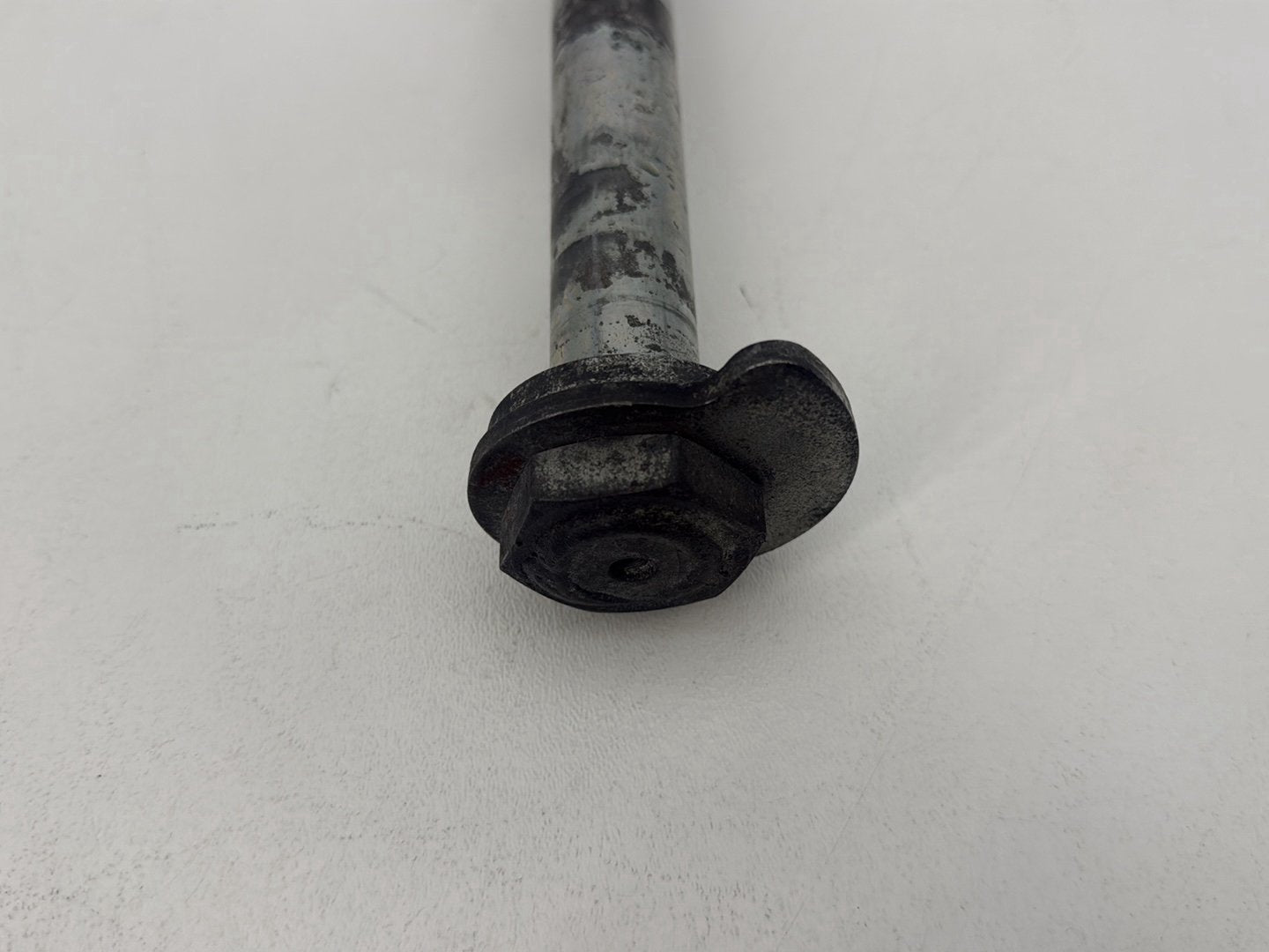 2007 - 2011 Harley-Davidson Touring Street Glide Rear Wheel Axle Bolt Shaft 41056-09