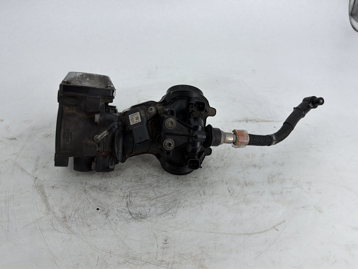 2019 Harley Touring FLHT Electra Glide OEM Engine Intake Manifold Throttle Body