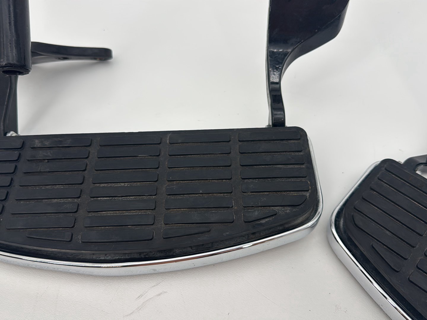 1999 - 2006 Harley-Davidson Dyna Low Rider Left Right Driver Floorboard Foot Rest 50614-06