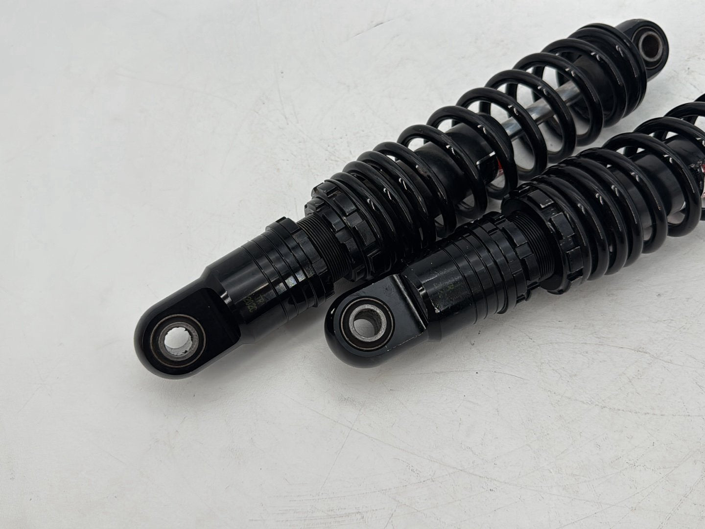 1999 - 2006 Harley-Davidson Touring Road King Classic Rear Left Right Shock Absorbers Drag Specialties