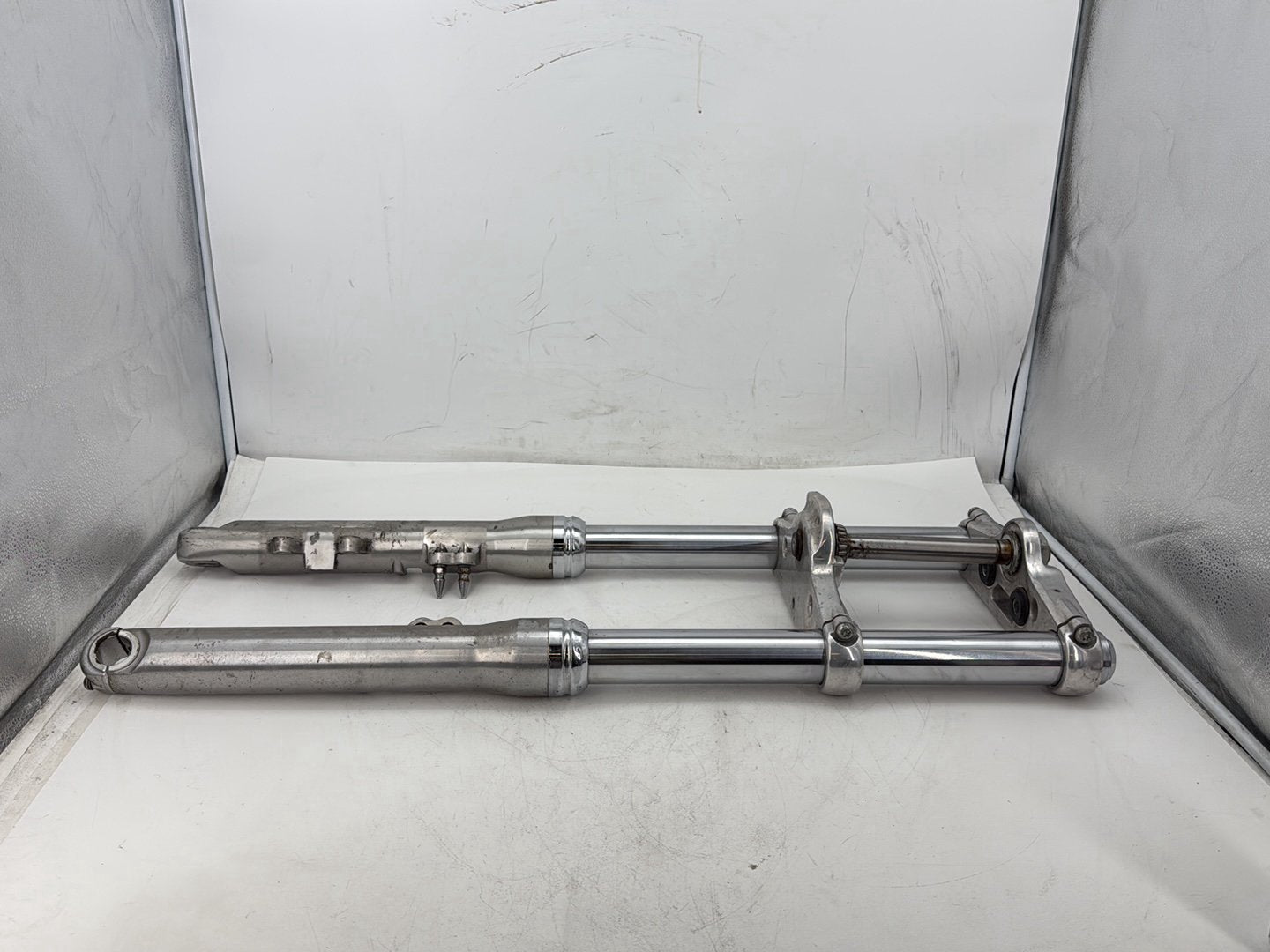 2006 Harley Dyna FXDWGI Wide Glide OEM Front Triple Tree Set & LH RH Fork Legs Sliders