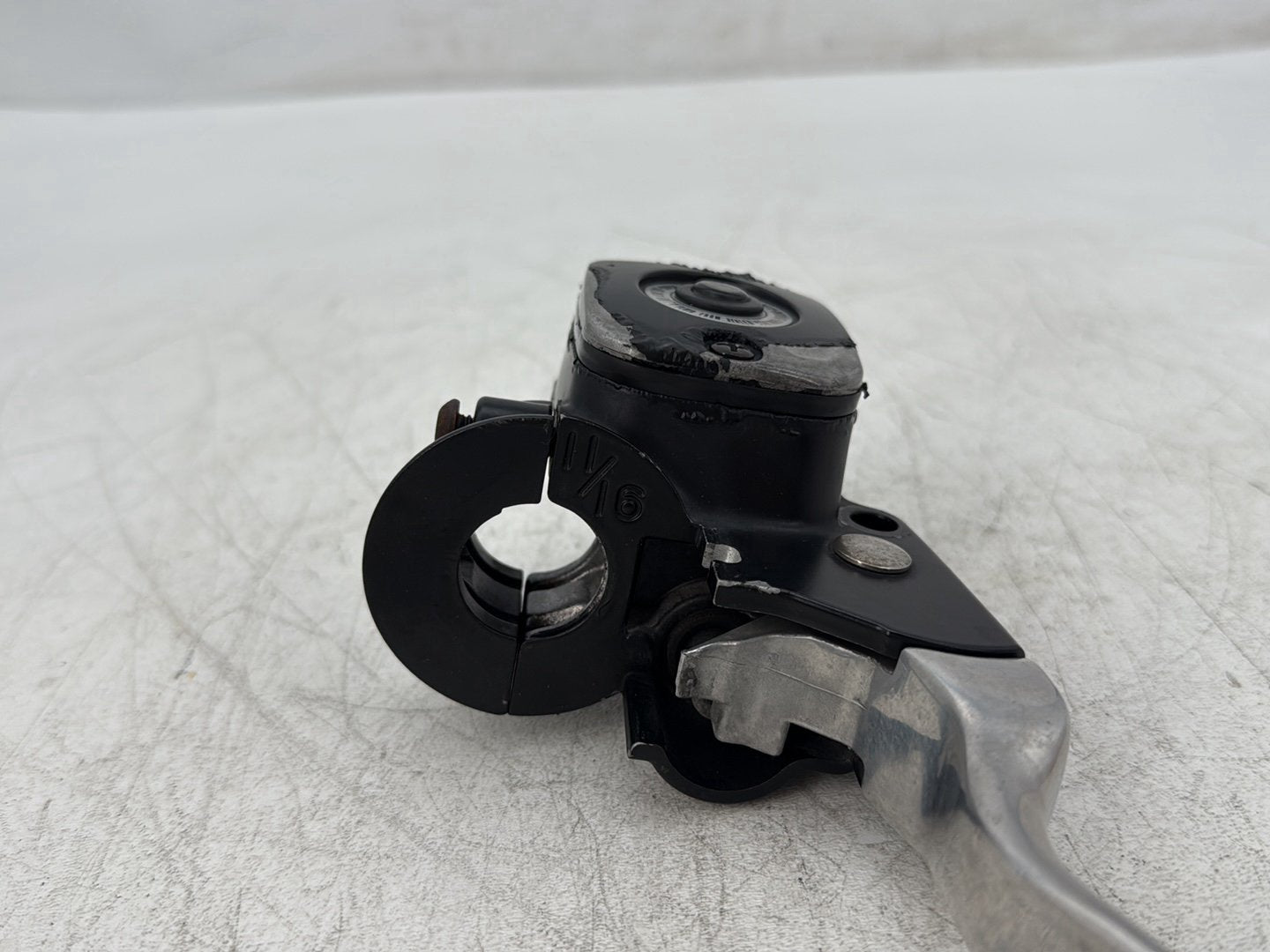 2005 Harley Electra Glide Touring Ultra FLHTCUI OEM Front Right Brake Lever Master Cylinder