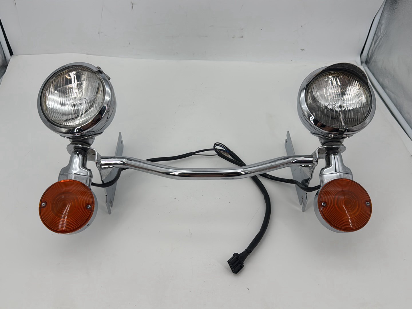 1999 - 2006 Harley-Davidson Touring Electra Glide Classic Front Turn Signal Indicators Aux Light Bar 68712-94A