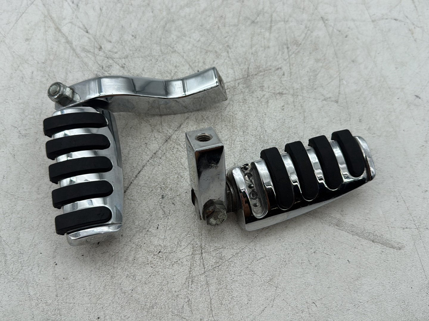 2003 Harley Dyna Wide Glide FXDWG OEM Passenger Left & Right Foot Pegs