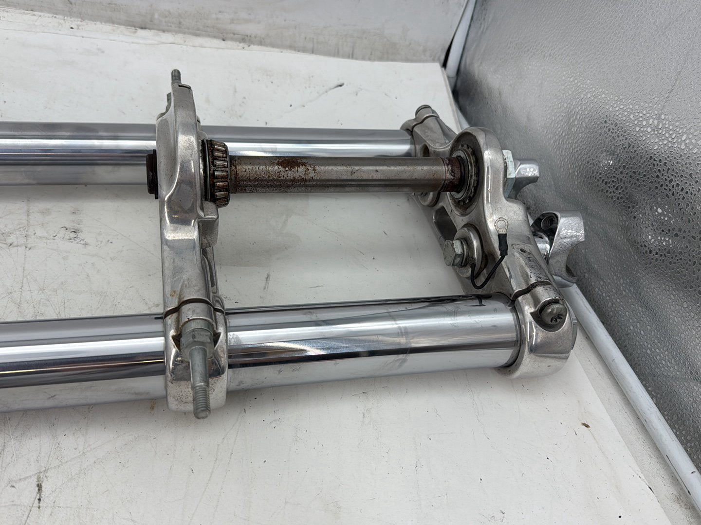 2006 Harley Dyna Super Glide Custom FXDCI OEM Front Triple Tree Set & LH RH Fork Legs Sliders