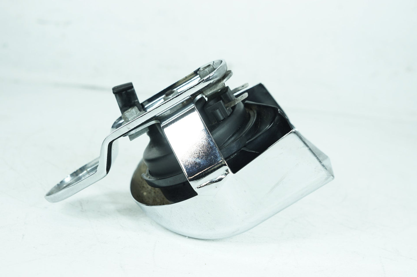 2007 - 2013 Harley-Davidson Touring Electra Glide Ultra Horn Signal Klaxon Chrome Cover 69060-90F