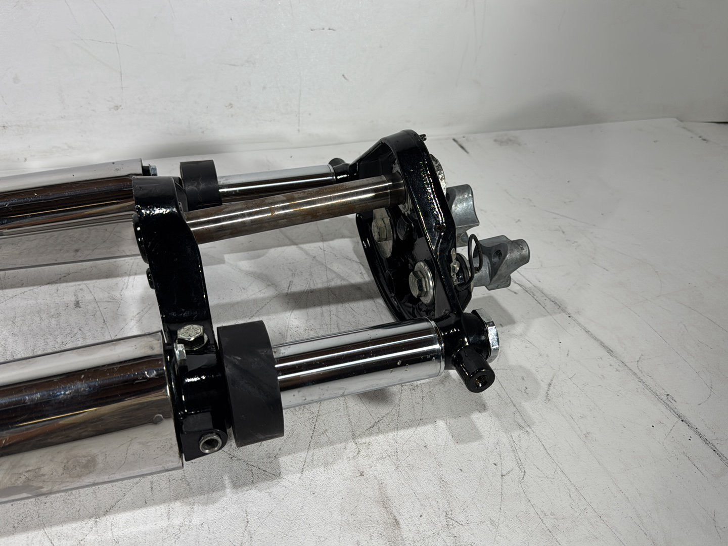 2005 Harley Electra Glide Touring Ultra FLHTCUI OEM Front Triple Tree Set & LH RH Fork Legs Sliders