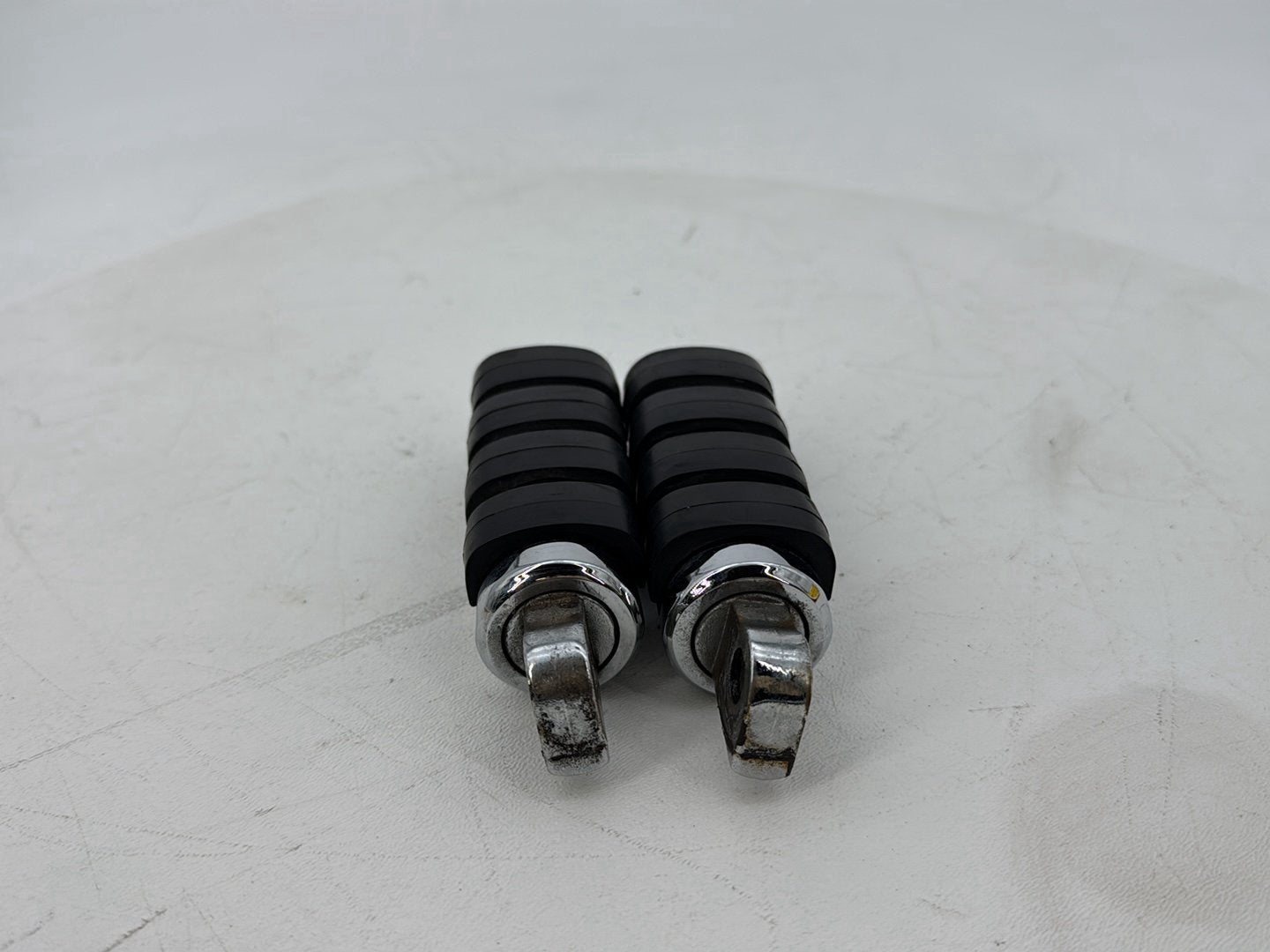 1999 - 2006 Harley-Davidson Softail Heritage Passenger Left & Right Foot Pegs Kuryakyn Small ISO-Pegs