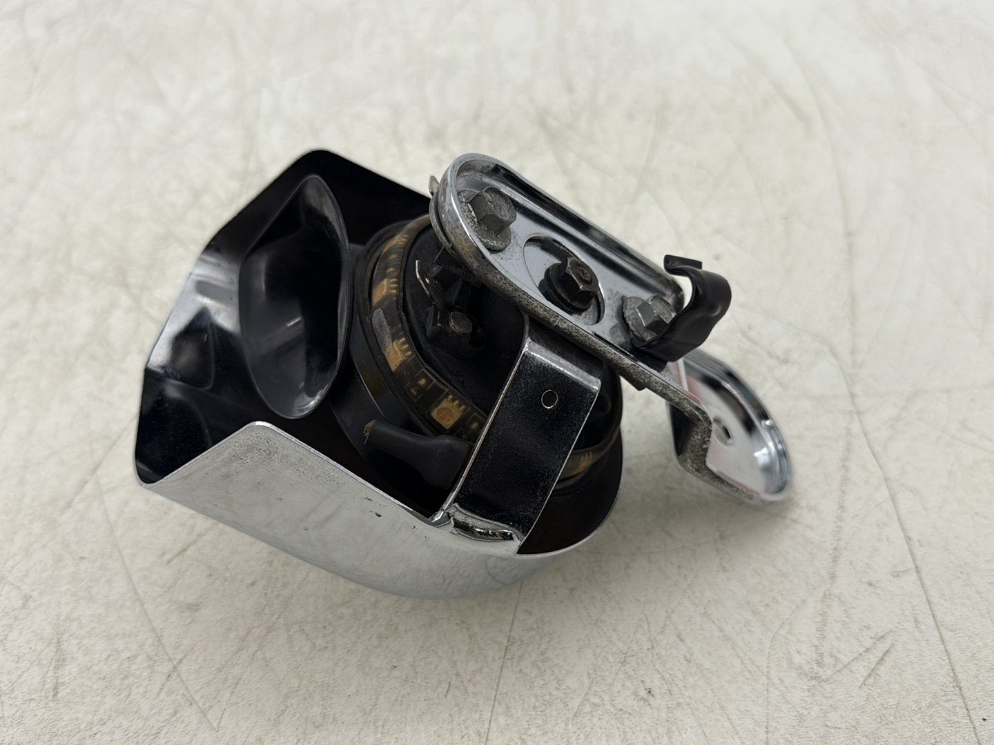2004 Harley Dyna Super Glide FXDI OEM Horn Signal Klaxon Chrome Cover