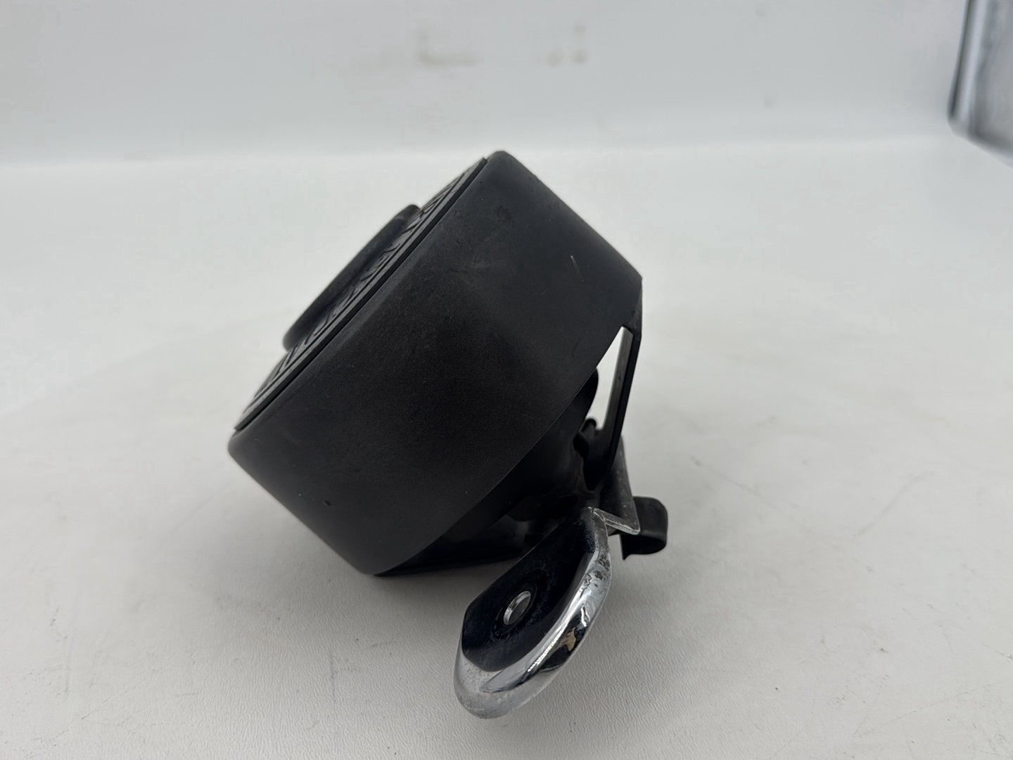 2007 - 2017 Harley-Davidson Dyna Wide Glide Horn Signal Klaxon Chrome Cover 69060-90F