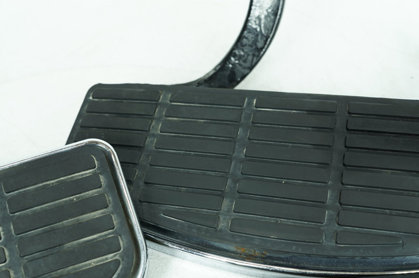 1999 - 2006 Harley-Davidson Touring Electra Glide Left Right Driver & Pass Floorboard Foot Rest 50606-86A