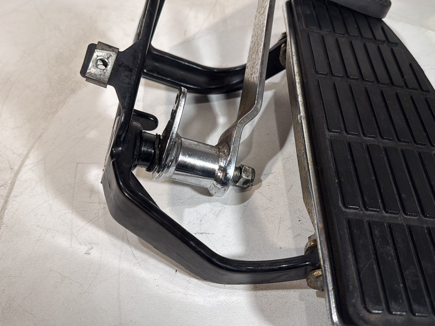1986 - 1998 Harley-Davidson Softail Heritage Classic Right Driver 1 Floorboard Foot Rest 42431-87A , 42407-87C