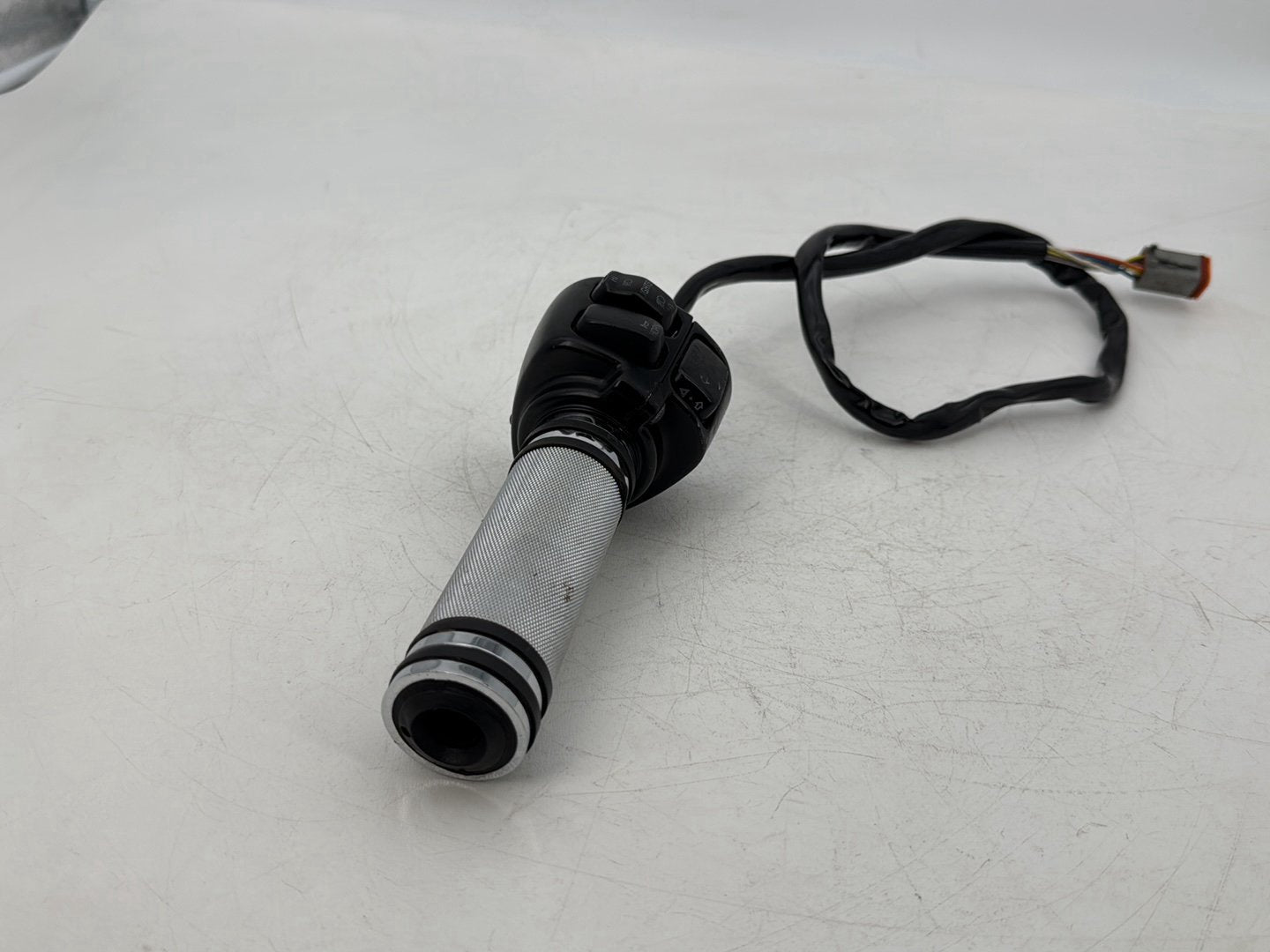 1999 - 2006 Harley-Davidson Dyna Super Glide Left Turn Signal Headlight Switches Controls  	71682-06A