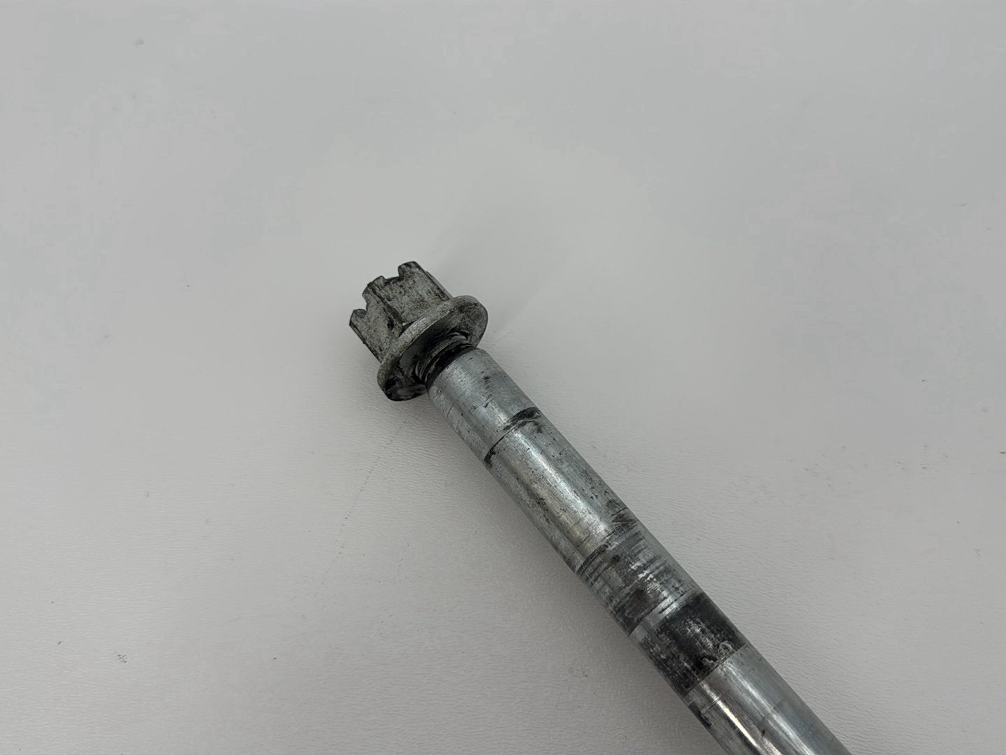 1999 - 2006 Harley-Davidson Dyna Wide Glide Rear Wheel Axle Bolt Shaft 41114-90