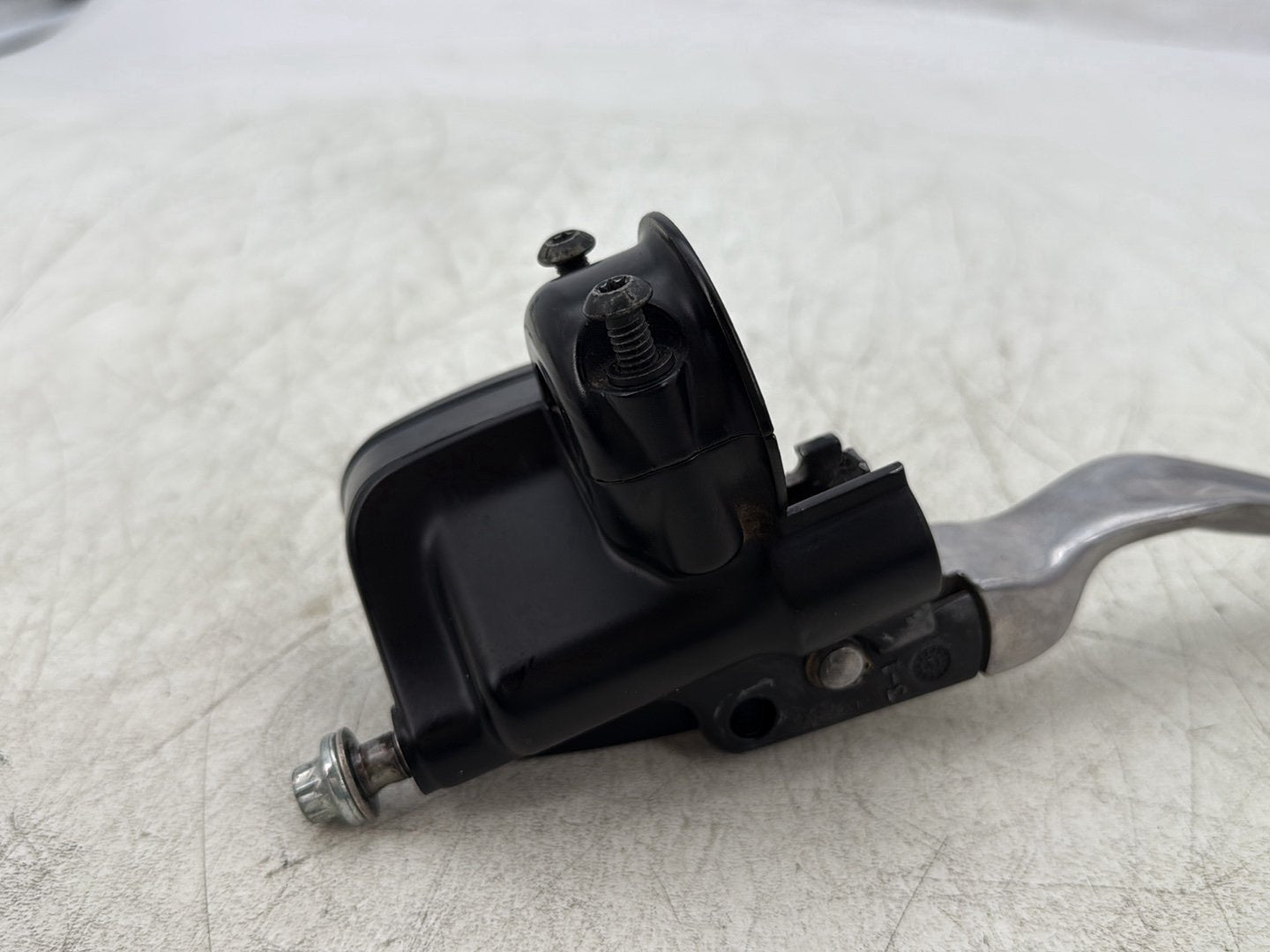 2004 Harley Road King Touring Custom FLHRSI OEM Front Right Brake Lever Master Cylinder