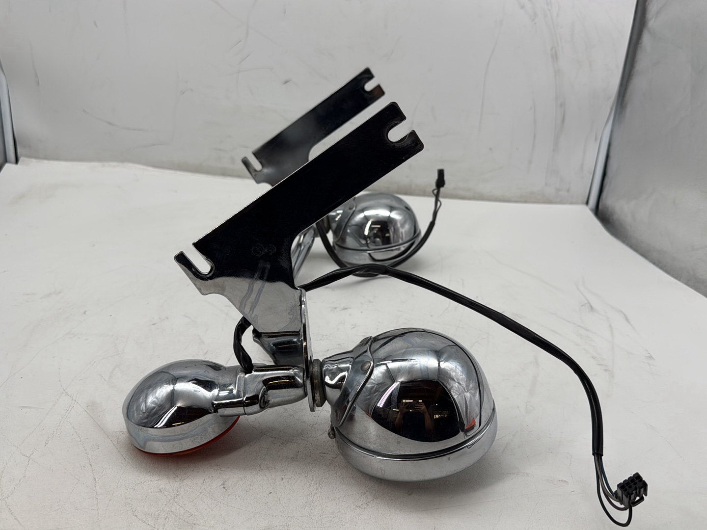 2006 Harley Touring FLHTCI Electra Glide Classic OEM Front Turn Signal Indicators Aux Light Bar