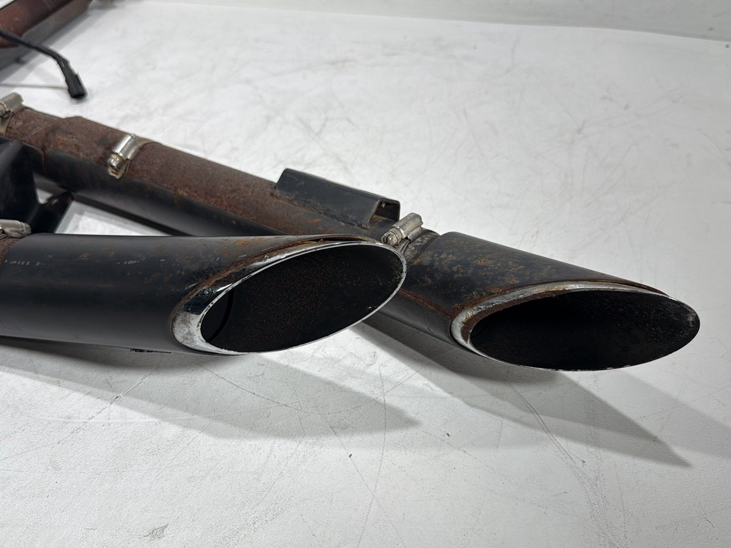 2008 Harley Dyna Fat Bob FXDF Exhaust Header Pipes Vance & Hines w/ Bracket