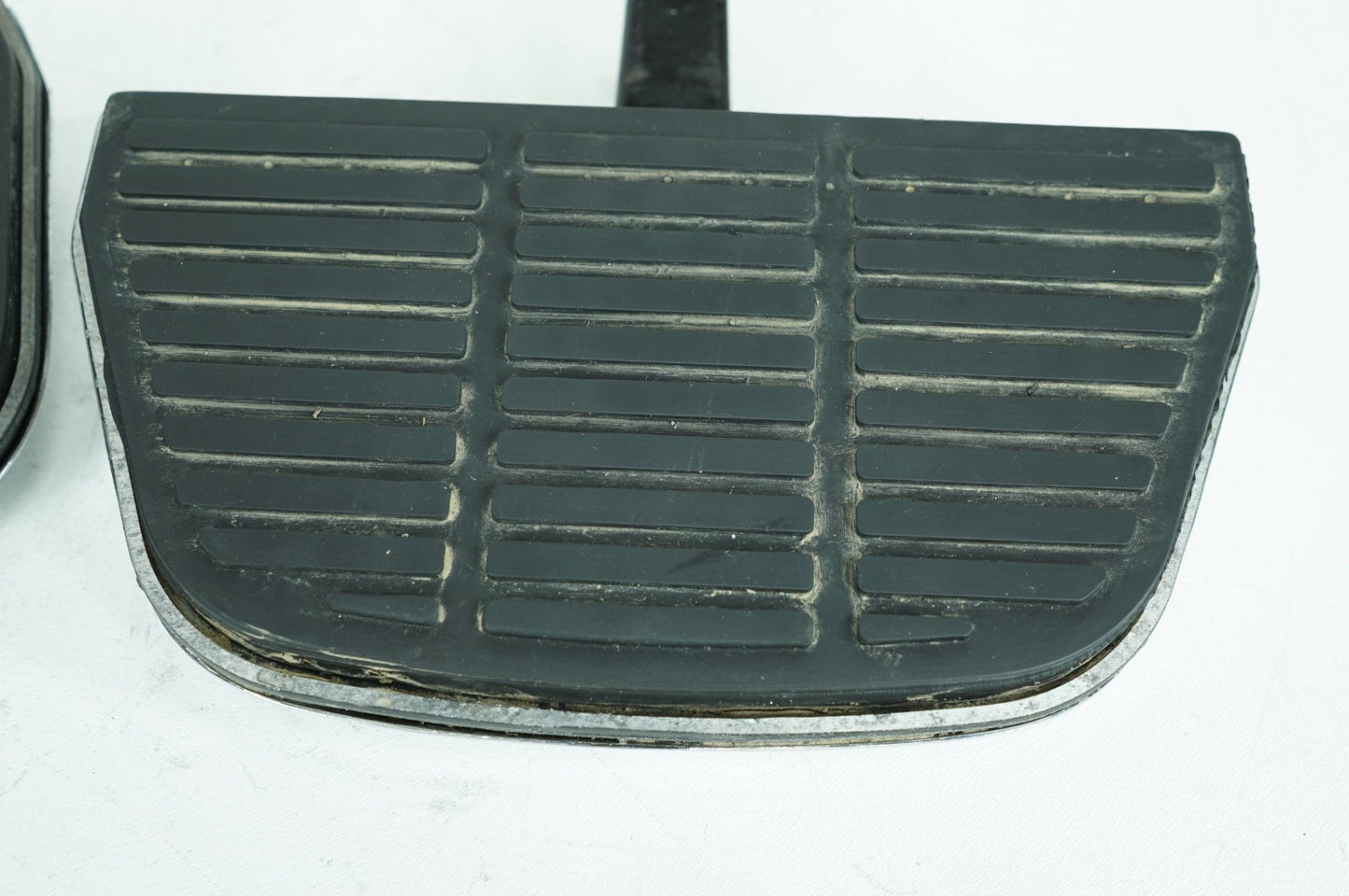 1999 - 2006 Harley-Davidson Touring Road King Police Left & Right Passenger Floorboard Foot Rest 50606-86A