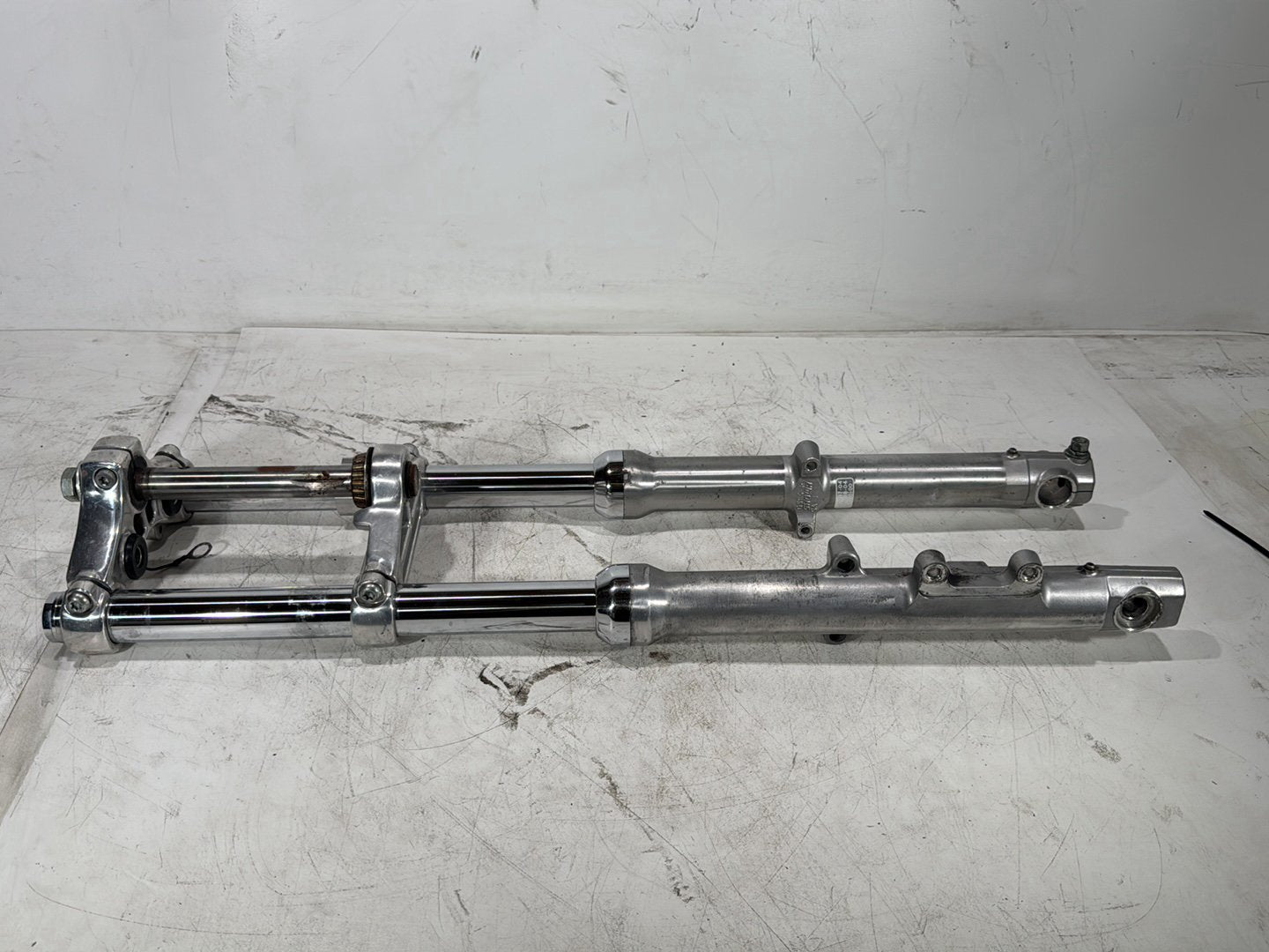 2004 Harley Dyna Super Glide FXDI OEM Front Triple Tree Set & LH RH Fork Legs Sliders