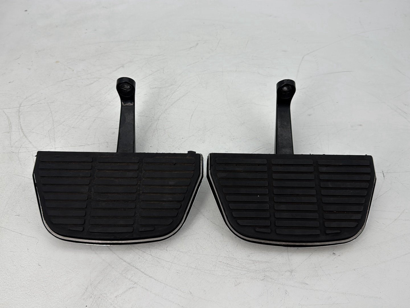 1999 - 2006 Harley-Davidson Touring Electra Glide Classic Left & Right Passenger Floorboard Foot Rest 52719-93B