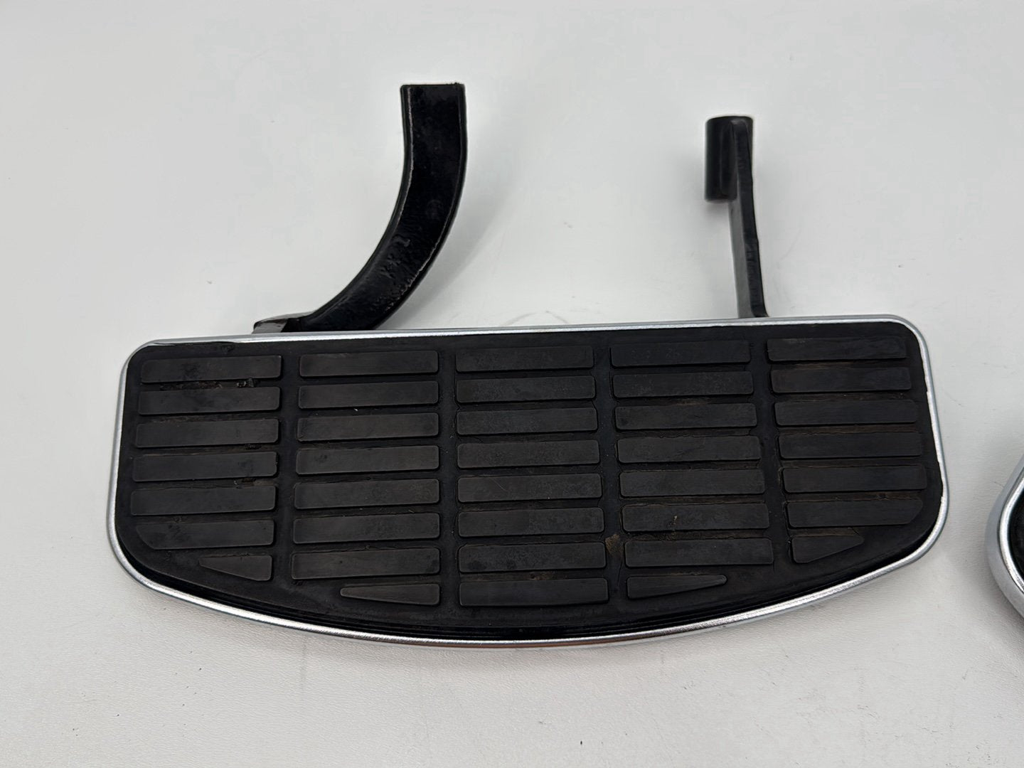 1999 - 2006 Harley-Davidson Touring Electra Glide Classic Left Right Driver Floorboard Foot Rest  	50614-91A