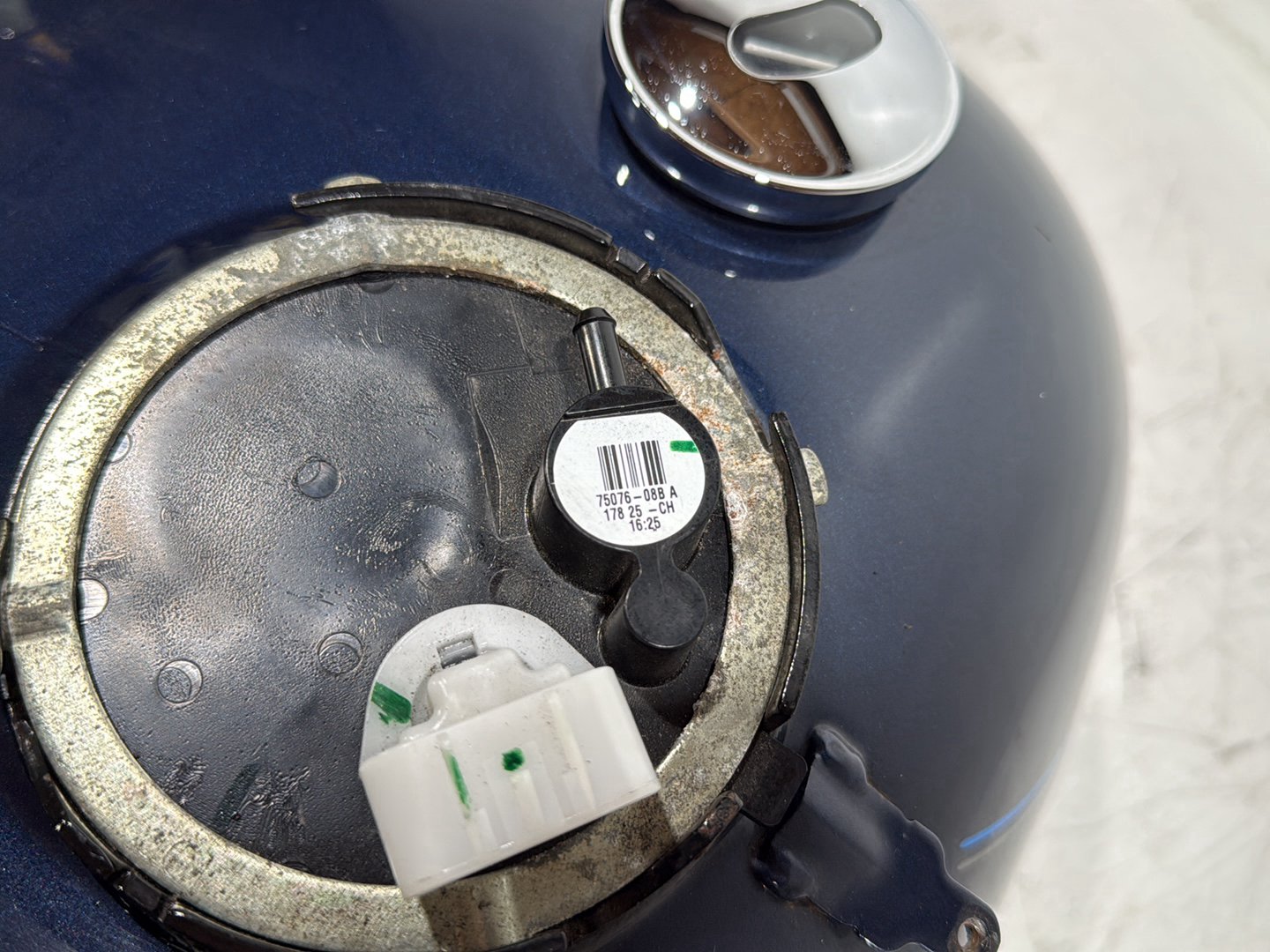 2008 Harley Road King Touring FLHR OEM Fuel Gas Tank Gasoline Reservoir