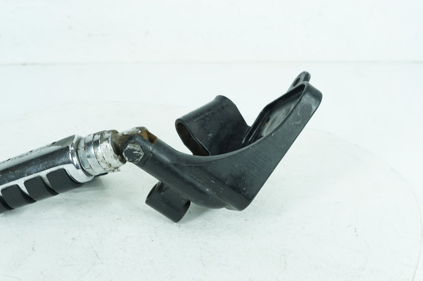 2000 - 2006 Harley-Davidson Softail Deuce Right Driver Foot Controls Peg Rest 42507-00B